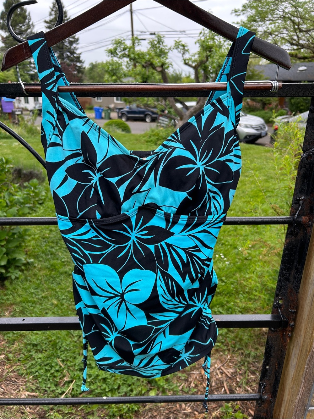 Maxine of Hollywood aqua and black tankini top size 10D